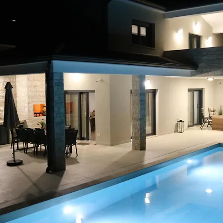 New! Luxury Carlotte With 11m Pool Villa