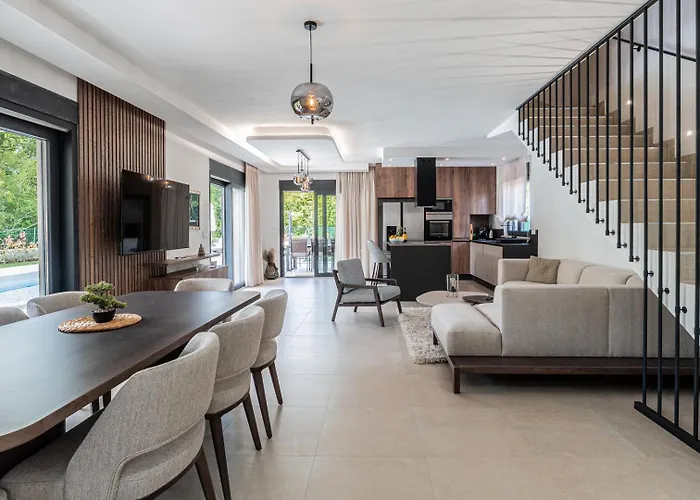 New! Luxury Carlotte With 11m Pool Villa