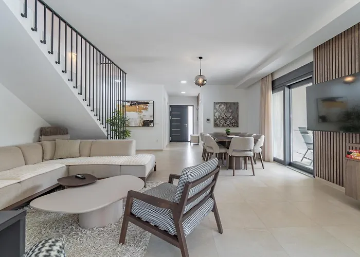 New! Luxury Carlotte With 11m Pool Villa *