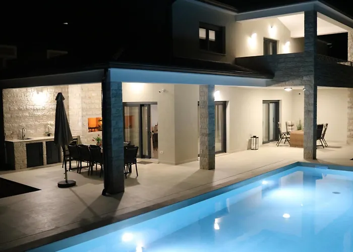 New! Luxury Carlotte With 11m Pool Vila